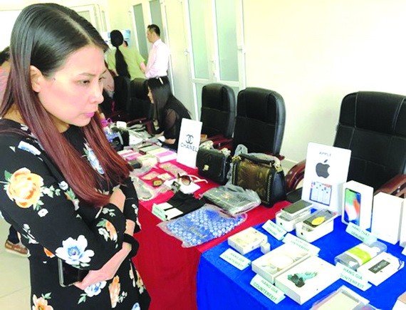 商販在學習辨認冒牌貨。（圖源：互聯網）