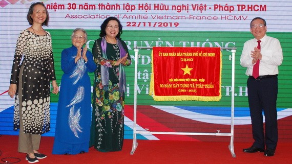 市越法友協獲市人委會贈送傳統錦旗。