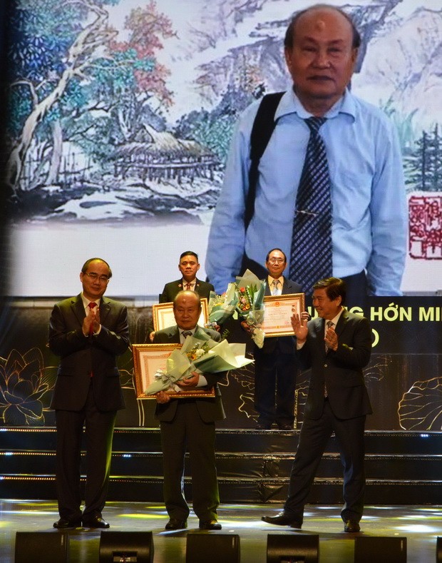 國家頒贈人民藝人、優秀藝人稱號儀式  華人畫家、龍獅藝人獲殊榮 ảnh 2