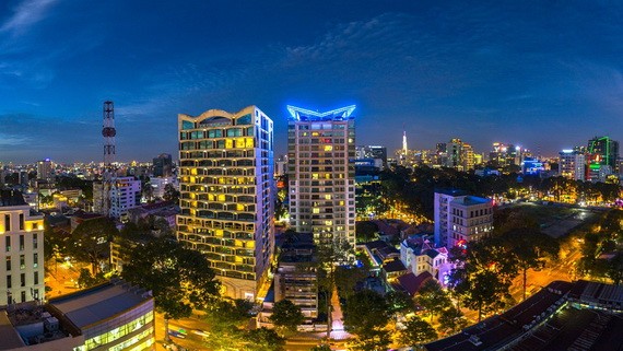 明顯突出在夜色空間中的舍伍德套房酒店。（圖源：互聯網）