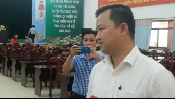 平政縣人委會主席陳富旅在會場上聆聽當地選民阮氏明莊的反映。（圖源：明英）