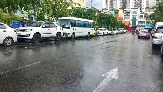 嘉定公園路段的白騰街兩旁停滿汽車。
