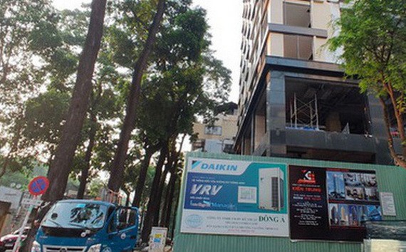 第一郡李自仲街12號舊式別墅已被改為現代大廈。