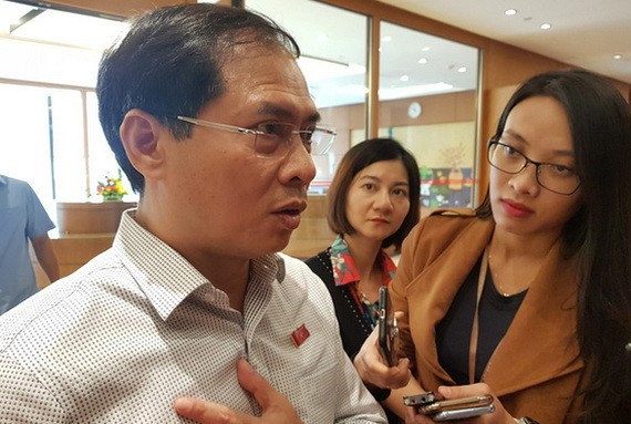 外交部常務副部長裴清山昨(25)日上午，在國會會議小休時接受記者採訪。（圖源：TTO）