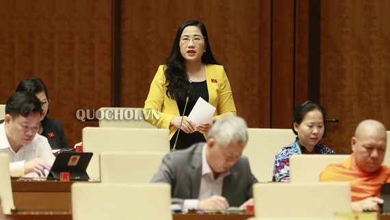 北件省代表阮氏水（後中）在國會議事堂上發言。（圖源：Quochoi.vn）