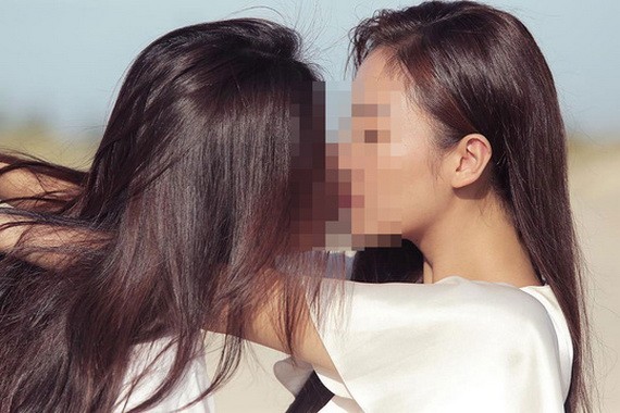 女歌手文梅香的音樂視頻《聽說你快結婚》一同性戀鏡頭。