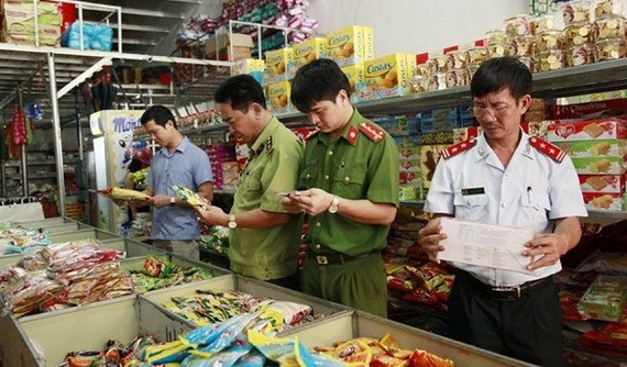 檢查團加強檢查食品安全。