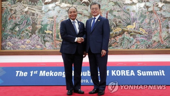 阮春福總理（左）會見韓國總統文在寅。（圖源：韓聯社）