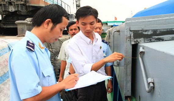 海關人員檢查進口集裝箱。（圖源：陲楊）