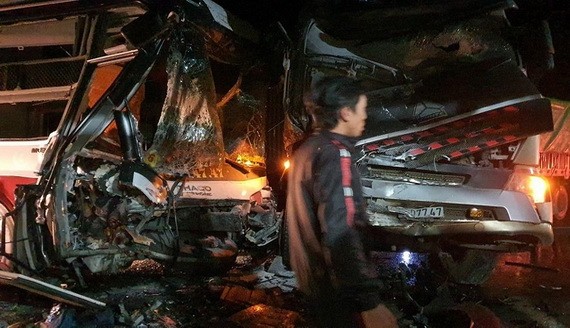 客車與集裝箱車相撞現場，導致4人傷亡。（圖源：VNN）