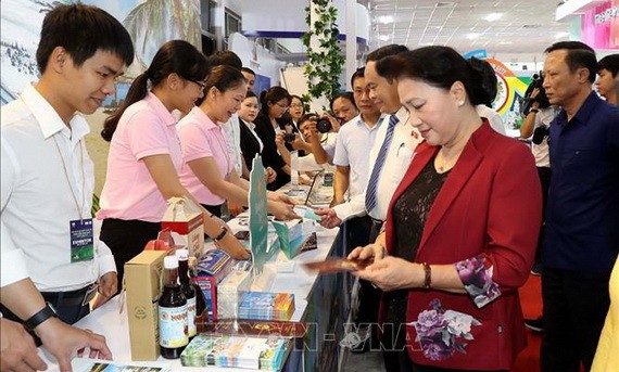 國會主席阮氏金銀（前右）觀展。（圖源：越通社）