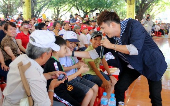 歌星與殘疾人士交流。（圖源：清雨）