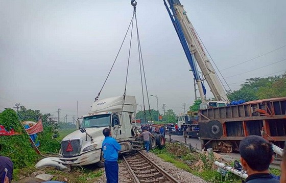 重型拖吊車將肇事集裝箱車吊離事故現場。（圖源：田升）