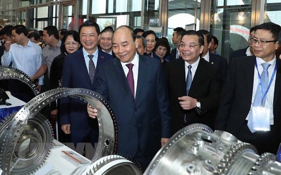 阮春福總理（前中）與代表參觀儀式上的展位。（圖源：越通社）