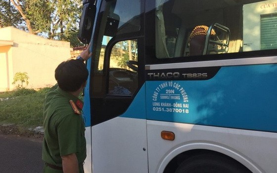 同奈省展邦縣公安接報後趕抵現場調查被砸破後視鏡的客車。（圖源：H.Xuân）