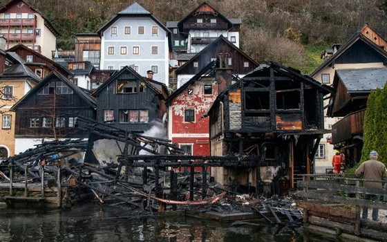 火勢熄滅後的現場，至少4棟房屋嚴重受損。（圖源：互聯網）