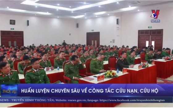 消防與救援工作專業培訓班一瞥。（圖源：VNews視頻截圖）