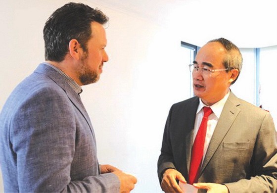 市委書記阮善仁（右）與新南威爾士大學教授交流。（圖源：喬峰）