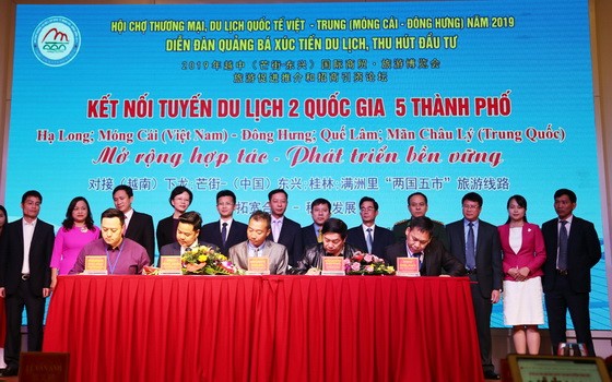 “兩國五城市”(下龍、芒街市以及中國東興、桂林及滿洲里市)旅遊線合作備忘錄簽署儀式。（圖源：廣寧報）