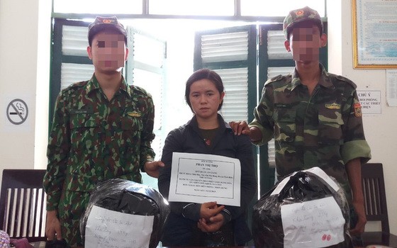 運送疑似乾大麻的潘氏壽（中）被捕與物證。（圖源：寶斗）