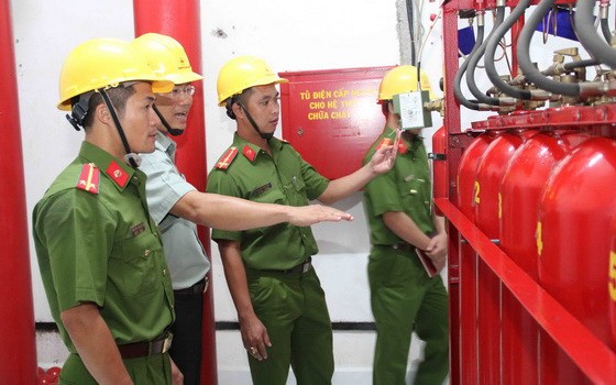 消防部門檢查各建築工程的消防設備。