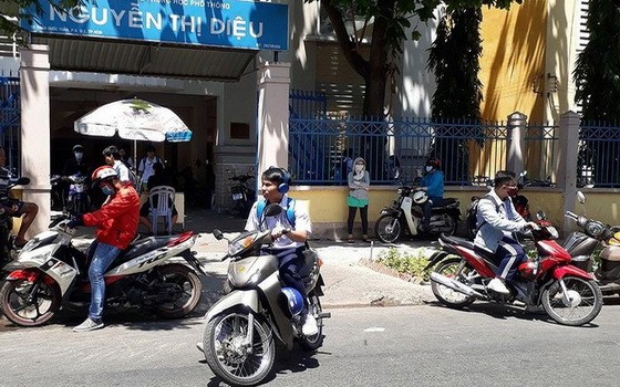 目前，未有駕照學生騎摩托車上學(甚至不戴上安全帽)情況甚為普遍，但未見交警加以嚴懲。