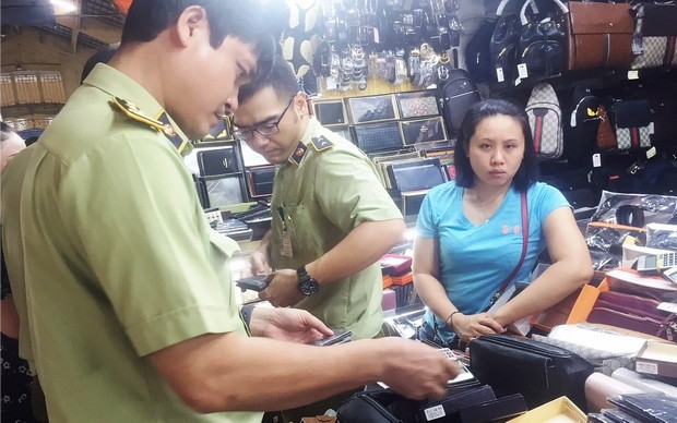 贗品和冒牌貨充斥年底市場 ảnh 1