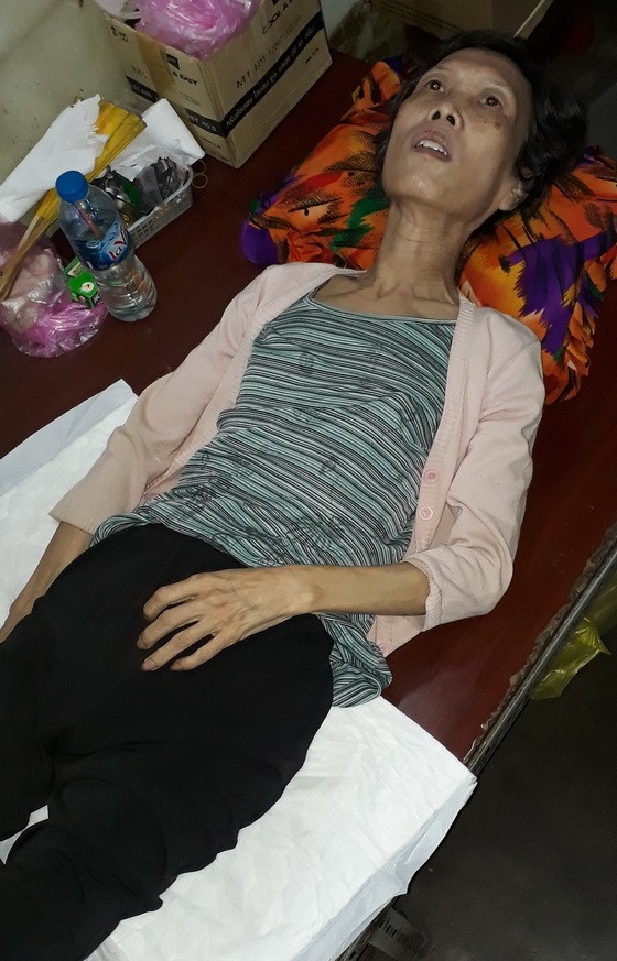 江美因腦卒中，現在已不能坐立。