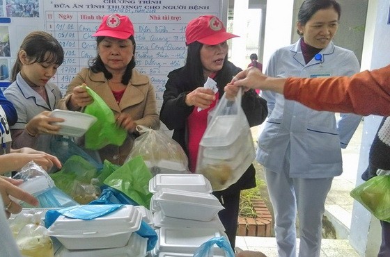 我國有逾 30 萬志願者。圖為志願者團隊在某醫院裡向貧窮病人親屬贈送食品。（圖源：互聯網）