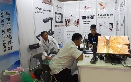 越南業者正參觀福州企業的產品。