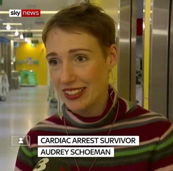 心臟停跳 6 小時後「起死回生」的奧黛莉·舒曼接受採訪。（圖片來源：英國天空電視台視頻截圖）