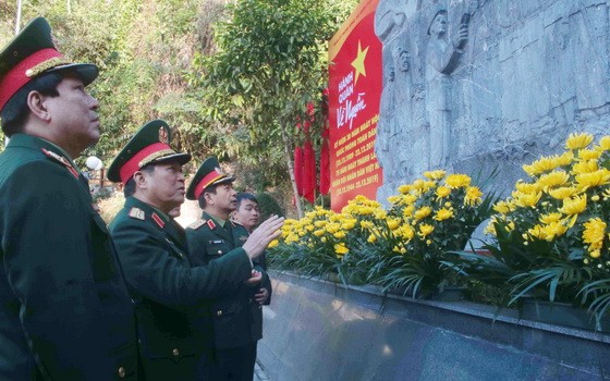 吳春歷大將（中）和工作團前往探訪陳興道森林特級國家遺跡區並虔誠上香、獻花緬懷武元甲大將和越南宣傳解放軍34名戰士。（圖源：越通社）