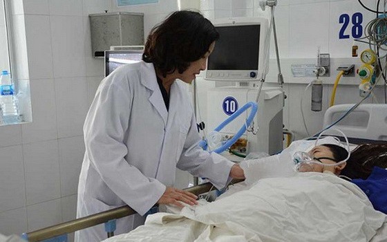 峴港市衛生廳廳長吳氏金燕鼓勵NTH女士安心治療。