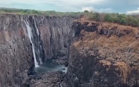 非洲南部遭受世紀最嚴重旱災，造成維多利亞瀑布減緩為細流。（圖源：互聯網）