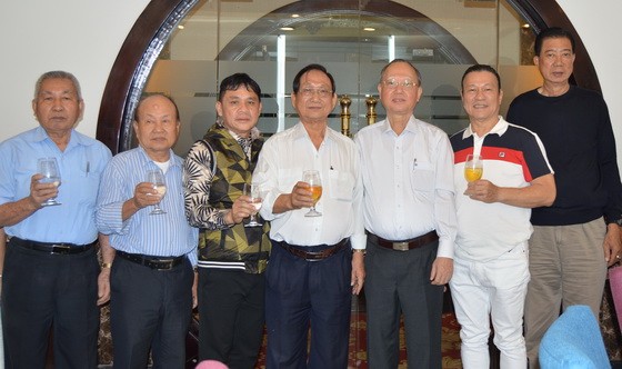 穗城會館理事會與４位藝人合照。