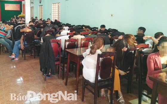 對毒品呈陽性反應的 88名男女青年被扣留在公安派出所。（圖源：同奈報）