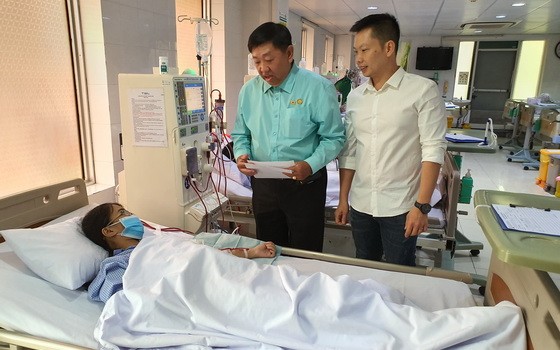 溫陵會館理事長張子諒、理事林曉東將善款交給病人。