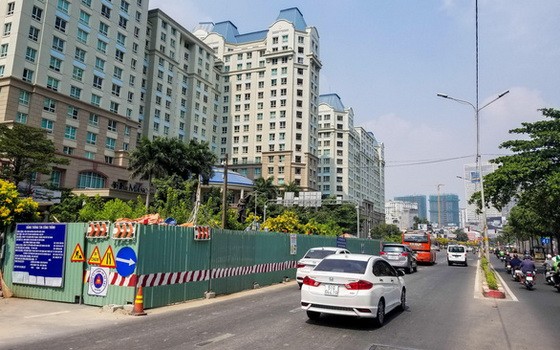 市交通運輸廳：將在平盛郡阮友景街的若干路段增設圍蔽以施工工程。（圖源：周俊）