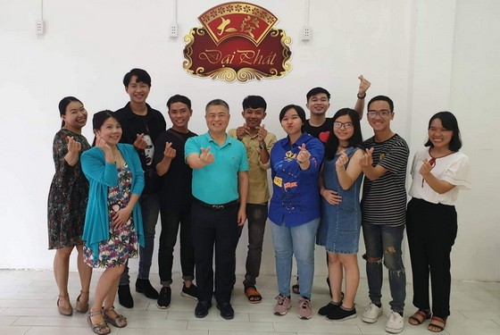 大發公司總經理許玉林(左五)發動比賽。