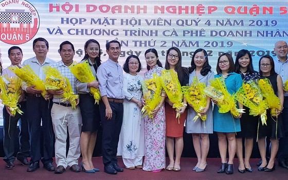 第五郡商會新會員合照。