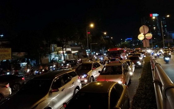 在奠邊府街（杭青四岔）上行駛的汽車。（圖源：陶莊）