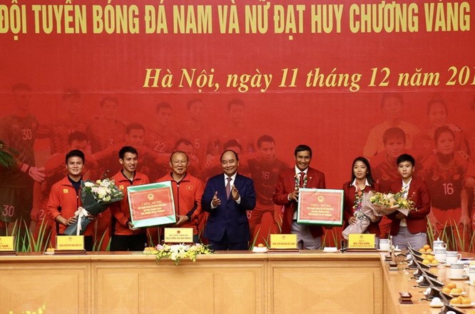 阮春福總理表彰獎勵榮獲東運會冠軍的男女足球隊 ảnh 1
