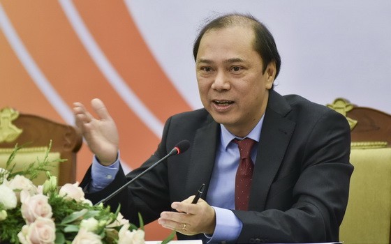 外交部副部長、2020年國家東盟委員會秘書長阮國勇在新聞發佈會上發言。（圖源：世界與越南新聞網）