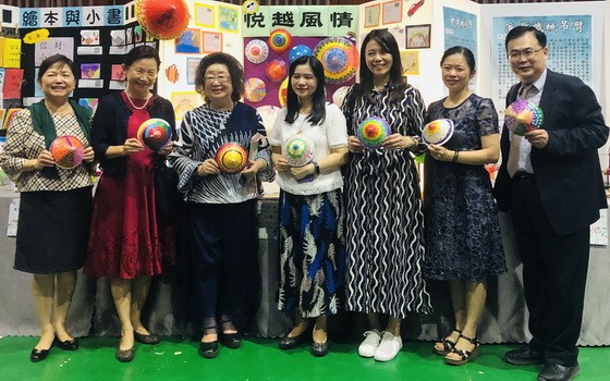 本市台灣學校校長及老師們參展。