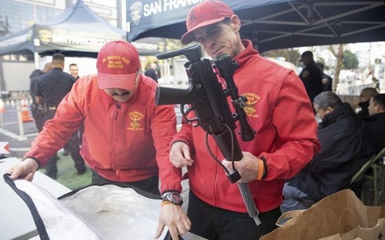 警方整理回收的槍枝。（圖源：互聯網）