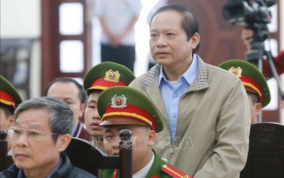 庭審上的兩名被告阮北山（左）與張明俊（站立者）。（圖源：越通社）