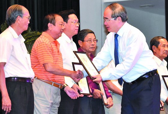 市委書記阮善仁向持有出色模式代表頒發獎狀。（圖源：越勇）