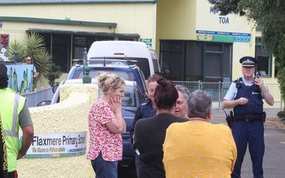 家長在事發學校外等待著接孩子。（圖源：互聯網）