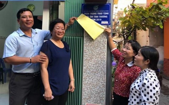 第五郡第一坊婦女會代表向華人婦女吳惠芳移交溫情屋。