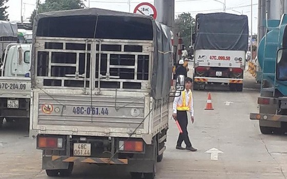 因部分貨車司機拒絕交費並停車堵路抗議，造成 26號國道上的伊雅達收費站附近的交通堵塞。